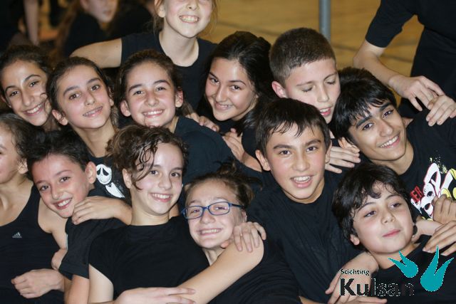 Verzamelde jonge dansers van de opleiding van Anadolu Atesi